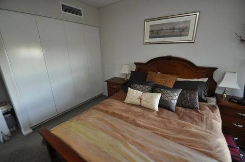 NORTH SYDNEY FULLY SELF CONTAINED MODERN 2 BED APARTMENT (16WAL) - Accommodation Gladstone 2