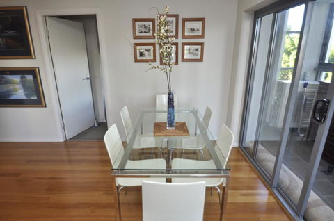 NORTH SYDNEY FULLY SELF CONTAINED MODERN 2 BED APARTMENT (16WAL) - Accommodation Gladstone 1