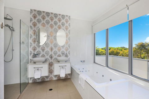 NORTHSHOR- ULTIMATE BEACH HOUSE - Accommodation Gladstone 3