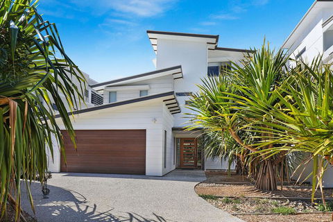 NORTHSHOR- ULTIMATE BEACH HOUSE - Accommodation Gladstone 1