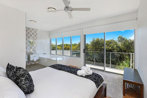 NORTHSHOR- ULTIMATE BEACH HOUSE - Accommodation Gladstone 2