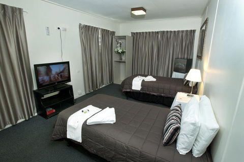 O'Sheas Windsor Hotel - Accommodation Gladstone 0