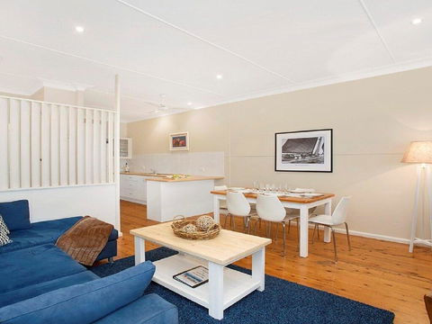 Ocean Blue Apartment One - Oceanfront Apartment - Accommodation Gladstone 1