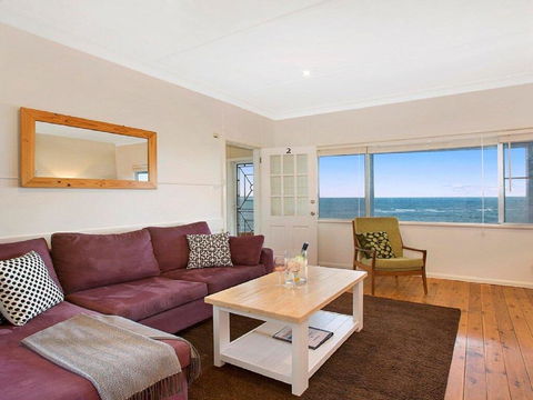 Ocean Blue Apartment Two - Oceanfront Apartment - Accommodation Gladstone 0