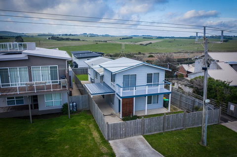 Ocean Chill 10 Minutes Drive To Phillip Island, Pet Friendly Family Home Sleeps 8 - Accommodation Gladstone 3