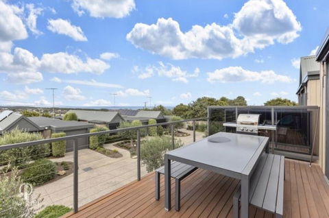 Ocean Grove House With Fantastic Ocean Views - Accommodation Gladstone 2