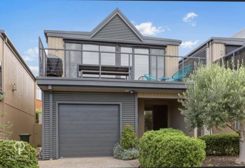 Ocean Grove House With Fantastic Ocean Views - Accommodation Gladstone 1