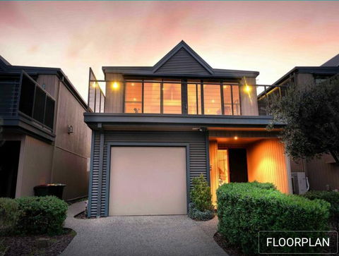 Ocean Grove House With Fantastic Ocean Views - Accommodation Gladstone 0