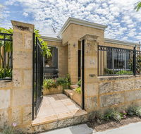 Ocean Keys Cottage - Free WiFi - Accommodation Gladstone