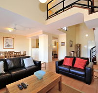 Ocean Sunsets - 2 bedroom converted warehouse apartment - Accommodation Gladstone