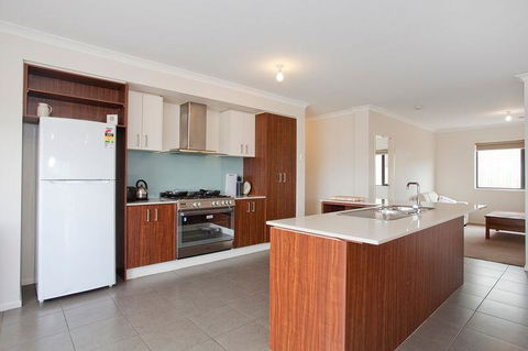 Ocean View Crescent 59 - Accommodation Gladstone 2