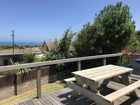 OCEAN VIEWS - Accommodation Gladstone 2