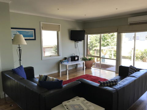OCEAN VIEWS - Accommodation Gladstone 1
