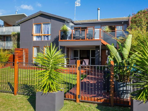 Ocean's 30 - Ultimate Beach Frontage - Accommodation Gladstone 0