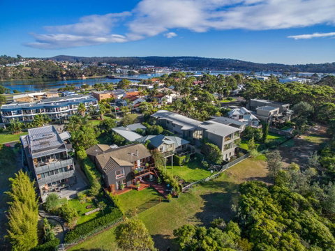 Ocean's 30 - Ultimate Beach Frontage - Accommodation Gladstone 2