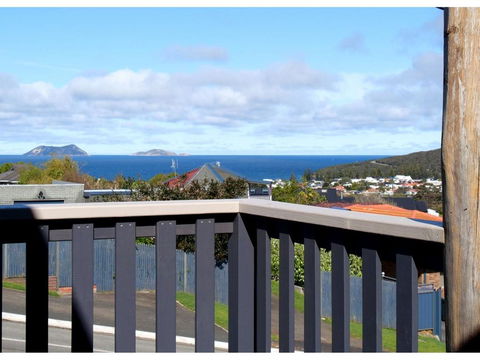 Ocean, Islands & Whales :) - Accommodation Gladstone 2