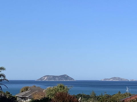 Ocean, Islands & Whales :) - Accommodation Gladstone 1