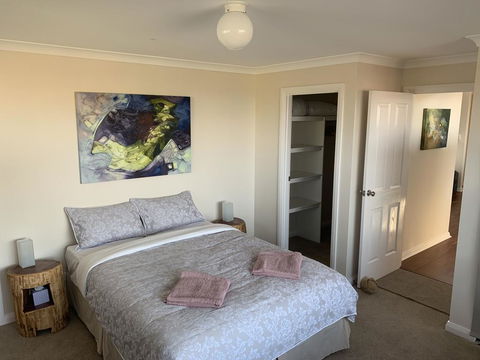 Ocean, Islands & Whales :) - Accommodation Gladstone 3