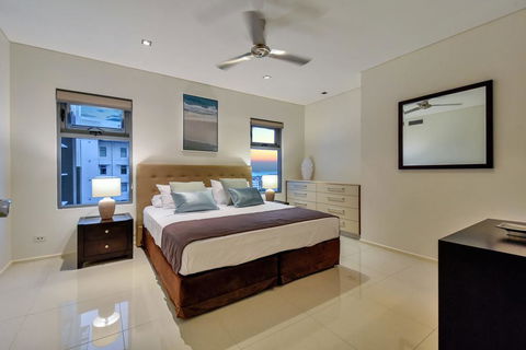 Oceana Darwin Central Oceanfront 3 Bedroom 2 Lounge Room Pool Gym Tennis Court Sleeps 9 - Accommodation Gladstone 1