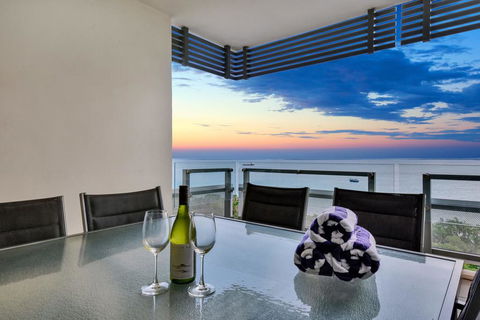 Oceana Darwin Central Oceanfront 3 Bedroom 2 Lounge Room Pool Gym Tennis Court Sleeps 9 - Accommodation Gladstone 0