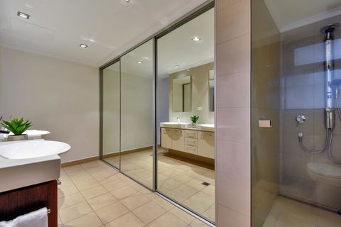 Oceana Darwin Central Oceanfront 3 Bedroom 2 Lounge Room Pool Gym Tennis Court Sleeps 9 - Accommodation Gladstone 3