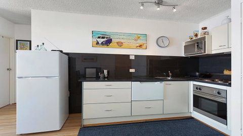 Oceanic 2 - On Main Beach! - Accommodation Gladstone 2