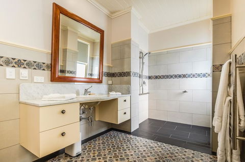 Old Bank Boutique Hotel - Accommodation Gladstone 1