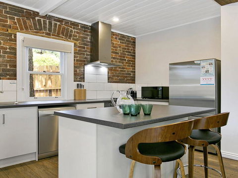 Old Bank Stables - 3 Night Weekends For Price Of 2 - Accommodation Gladstone 1