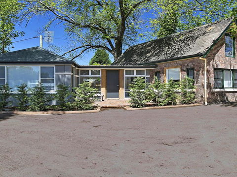 Old Bank Stables - 3 Night Weekends For Price Of 2 - Accommodation Gladstone 0