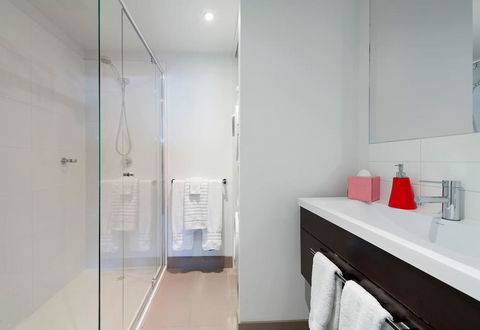 One Bedroom City Apt With Spectacular Views - Accommodation Gladstone 3