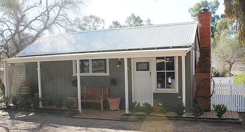 Outback Cellar & Country Cottage - Accommodation Gladstone 2