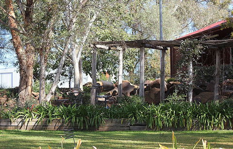Outback Cellar & Country Cottage - Accommodation Gladstone 1