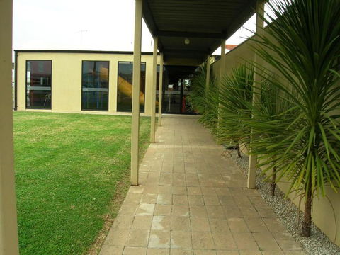 Overlander Hotel Motel - Accommodation Gladstone 2