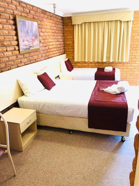 OVERLANDER MOTOR LODGE - Accommodation Gladstone 3