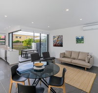 Oxford Steps - Executive 2BR Bulimba Apartment Across from the Park on Oxford St - Accommodation Gladstone