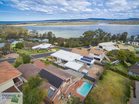 Oyster View - Accommodation Gladstone 2