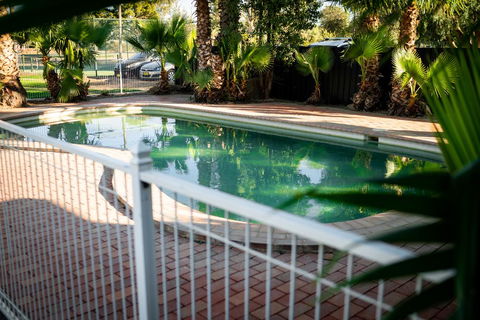 Palm And Pawn Motor Inn - Accommodation Gladstone 1