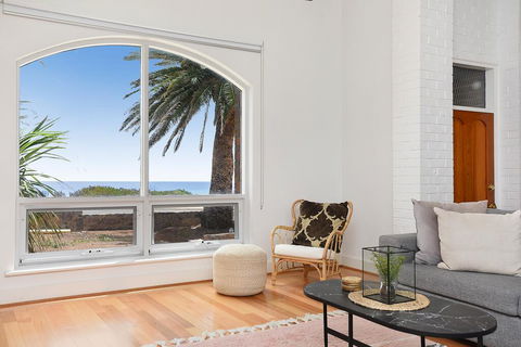 Palms On The Esplanade - Sellicks Beach - WiFi - Accommodation Gladstone 1