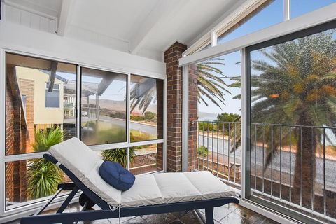 Palms On The Esplanade - Sellicks Beach - WiFi - Accommodation Gladstone 3