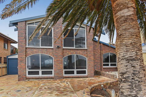 Palms On The Esplanade - Sellicks Beach - WiFi - Accommodation Gladstone 2