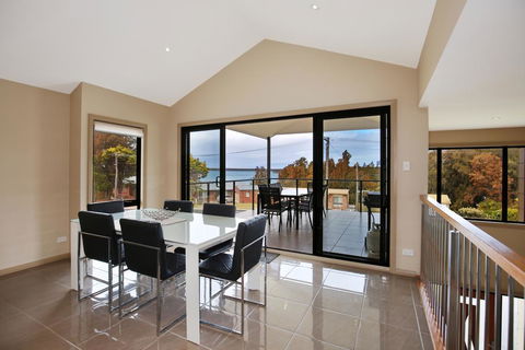 Panorama @ The Lake - Pet Friendly - 15 Mins To Hyams Beach - Accommodation Gladstone 1