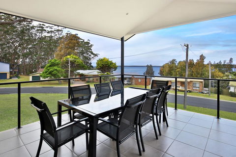 Panorama @ The Lake - Pet Friendly - 15 Mins To Hyams Beach - Accommodation Gladstone 0