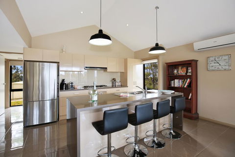 Panorama @ The Lake - Pet Friendly - 15 Mins To Hyams Beach - Accommodation Gladstone 3