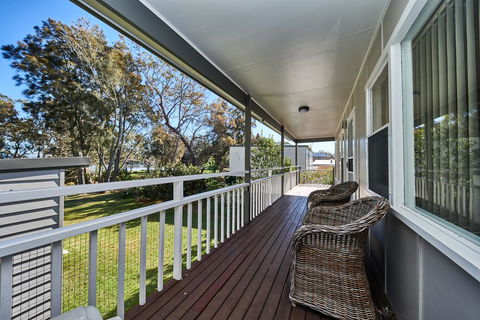 Paradise Bungalow Waterfront - Accommodation Gladstone 0