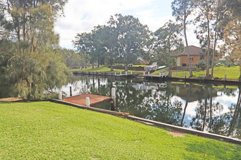 Paradise On The Water - Accommodation Gladstone 2