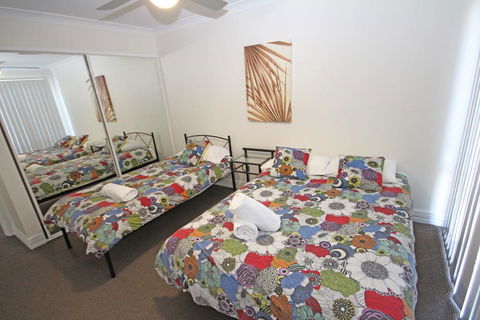 Paradise Waters - No. 19 - Accommodation Gladstone 2