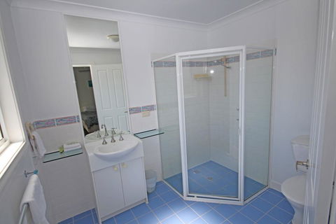 Paradise Waters - No. 19 - Accommodation Gladstone 1
