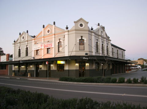 Peden's Hotel - Accommodation Gladstone 0
