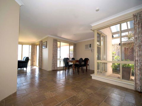 Pelican Shore Oceanfront Villa 6 - Accommodation Gladstone 3