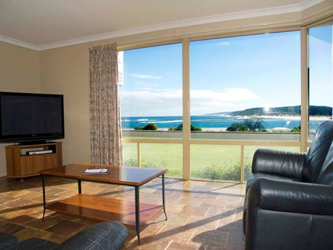 Pelican Shore Oceanfront Villa 6 - Accommodation Gladstone 0